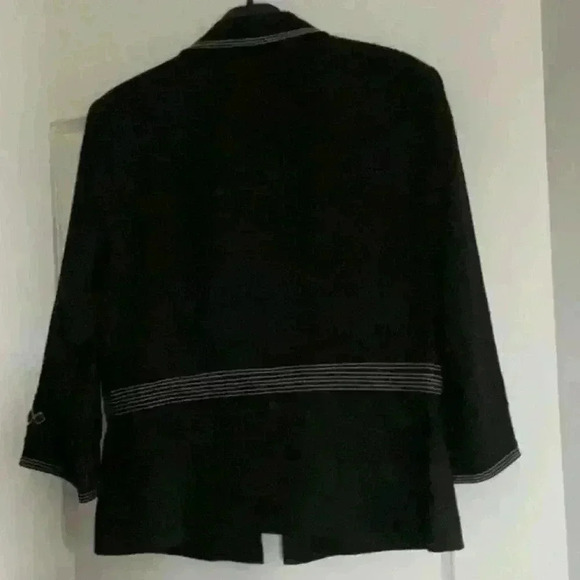 Beautiful linen jacket. Pit to pit measurements is  19 inches. Fall seas… - Picture 4 of 5